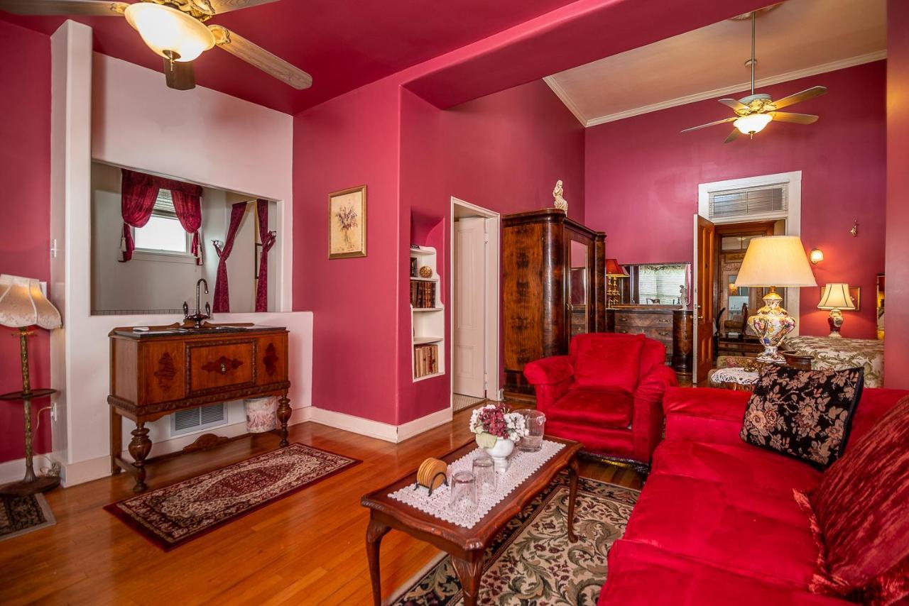 Deluxe Queen Suite