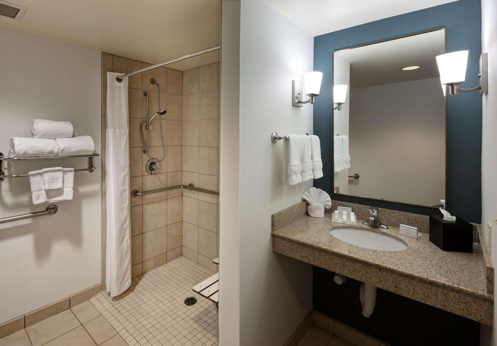 Queen Room with Two Queen Beds and Roll-In Shower - Mobility Access
