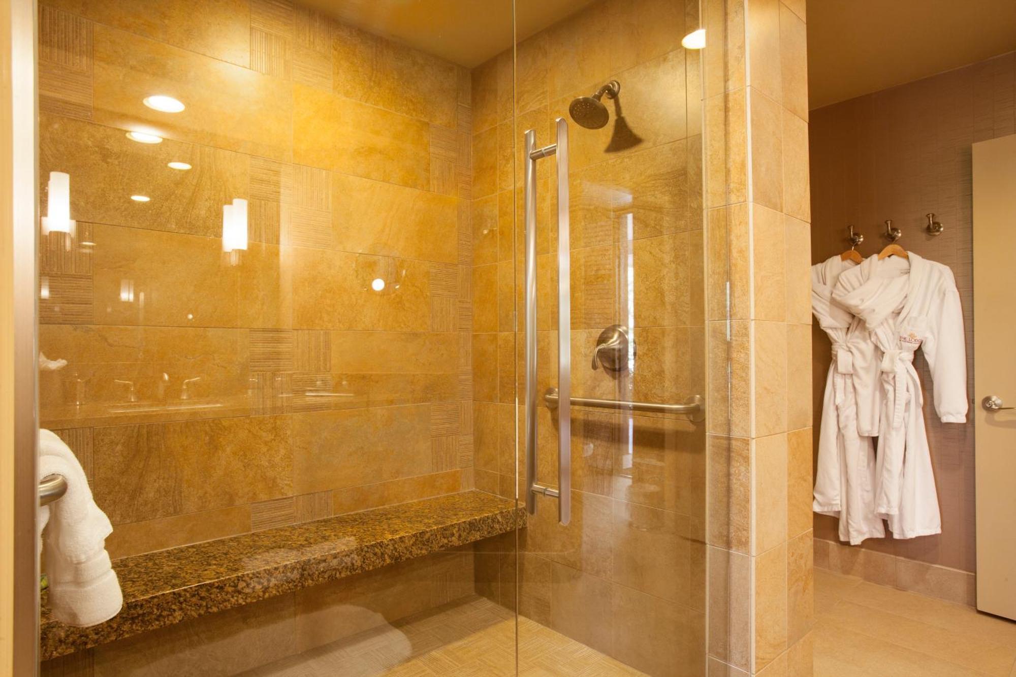 Deluxe Queen Suite